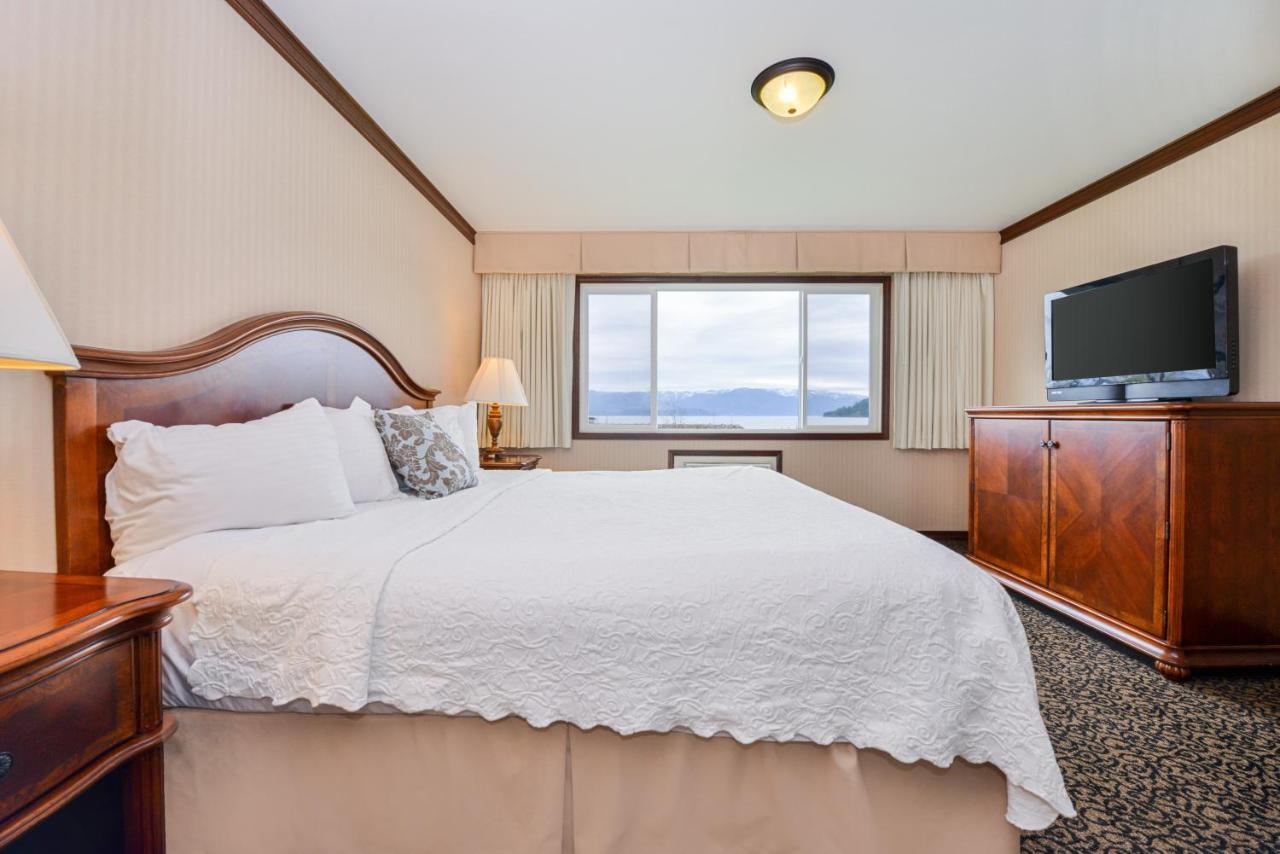 King Suite with Lake View - Non smoking at Best Western Edgewater Resort