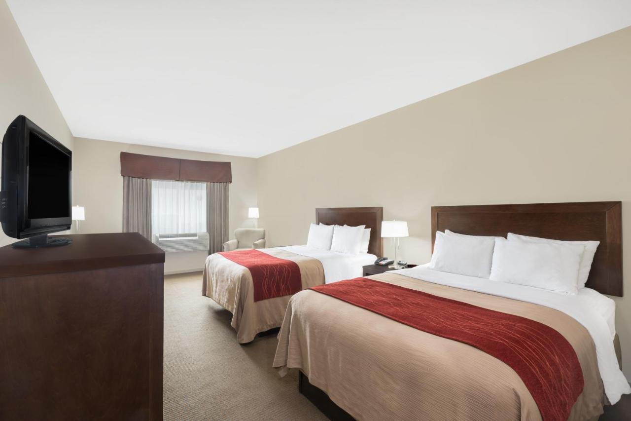 Queen Room with Two Queen Beds and Bath Tub - Mobility/Hearing Access - Non-Smoking at Baymont by Wyndham Columbus