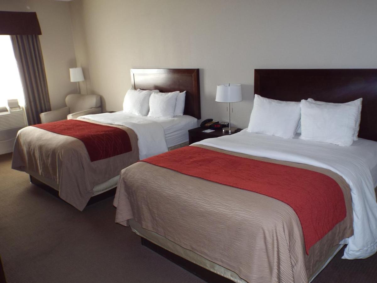 Queen Room with Two Queen Beds and Bath Tub - Mobility/Hearing Access - Non-Smoking at Baymont by Wyndham Columbus