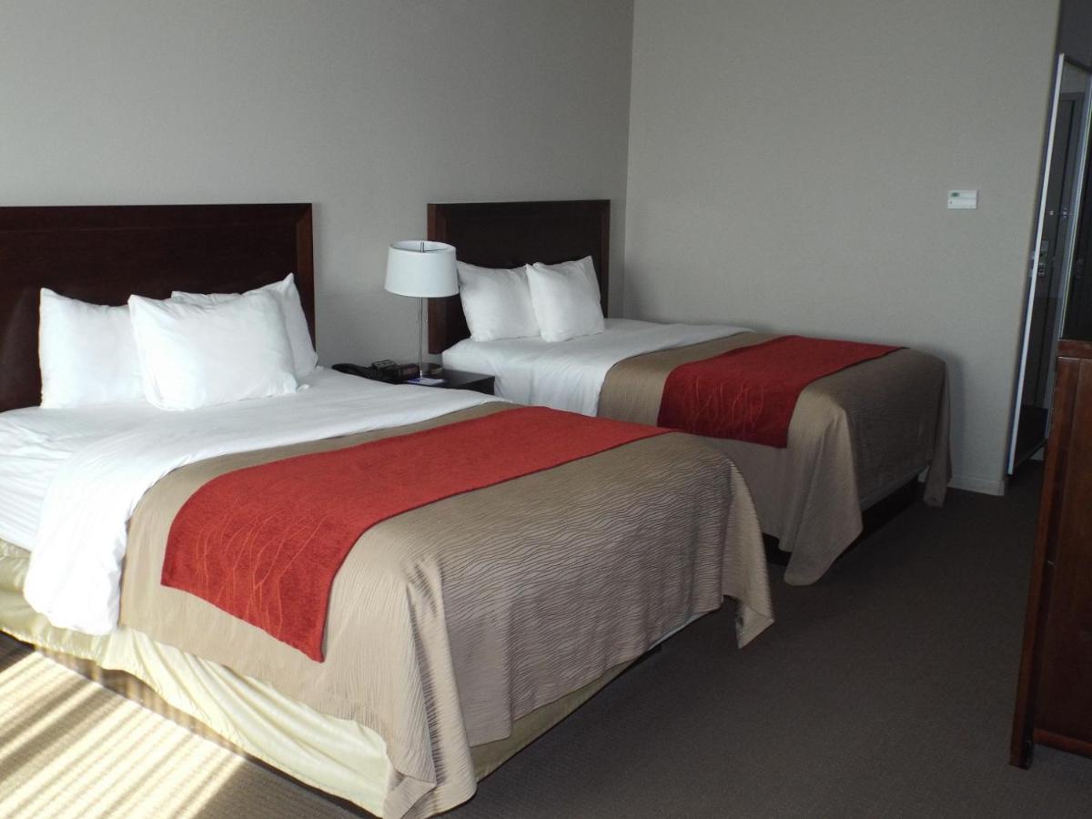Queen Room with Two Queen Beds and Bath Tub - Mobility/Hearing Access - Non-Smoking at Baymont by Wyndham Columbus