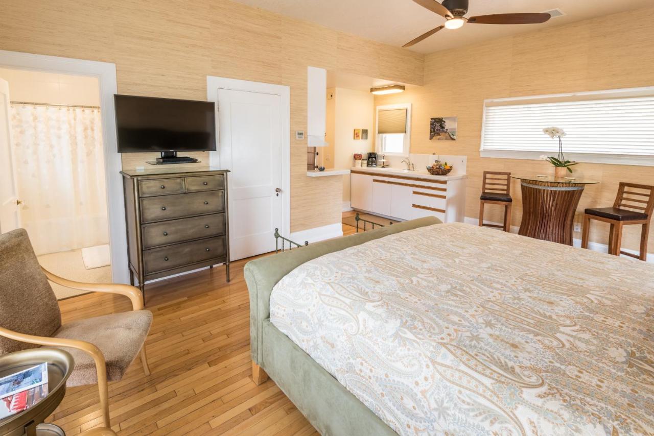 Deluxe King Studio with Kitchen - 118A at Harbor House Inn