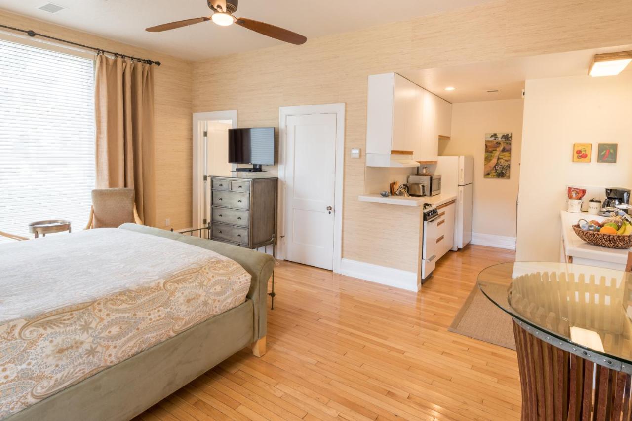 Deluxe King Studio with Kitchen - 118A at Harbor House Inn