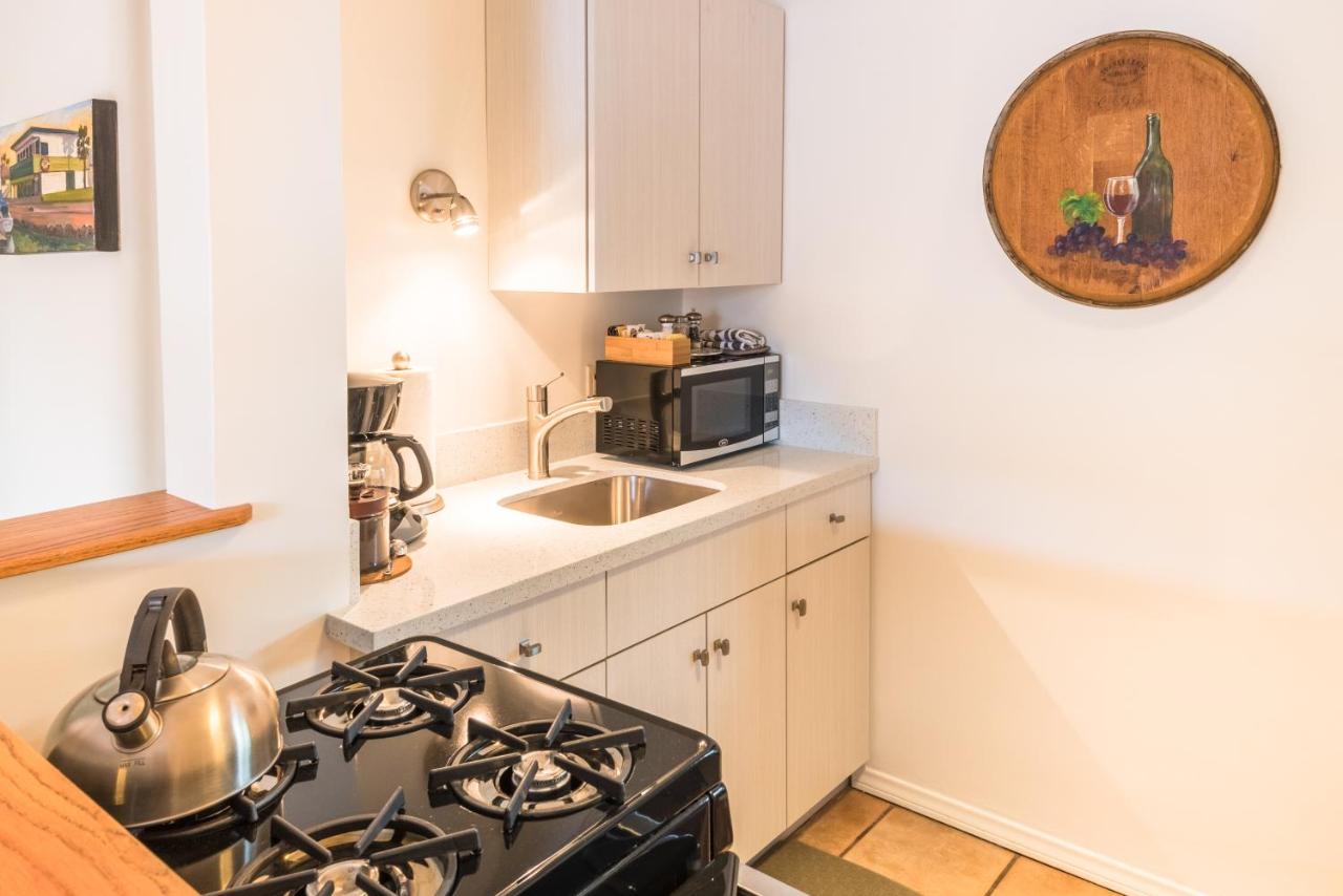 Deluxe Queen Studio with Kitchen - Eight at Harbor House Inn