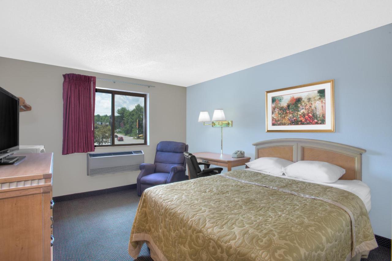 Queen Room - Non-Smoking at Super 8 by Wyndham Augusta