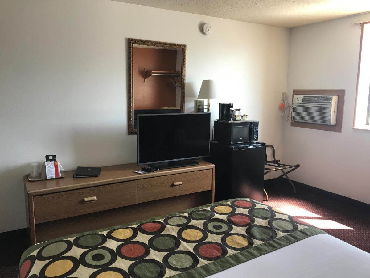 Queen Room - Non-Smoking at Super 8 by Wyndham Aberdeen East
