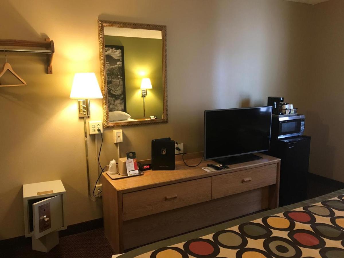 King Room - Non-Smoking at Super 8 by Wyndham Aberdeen East