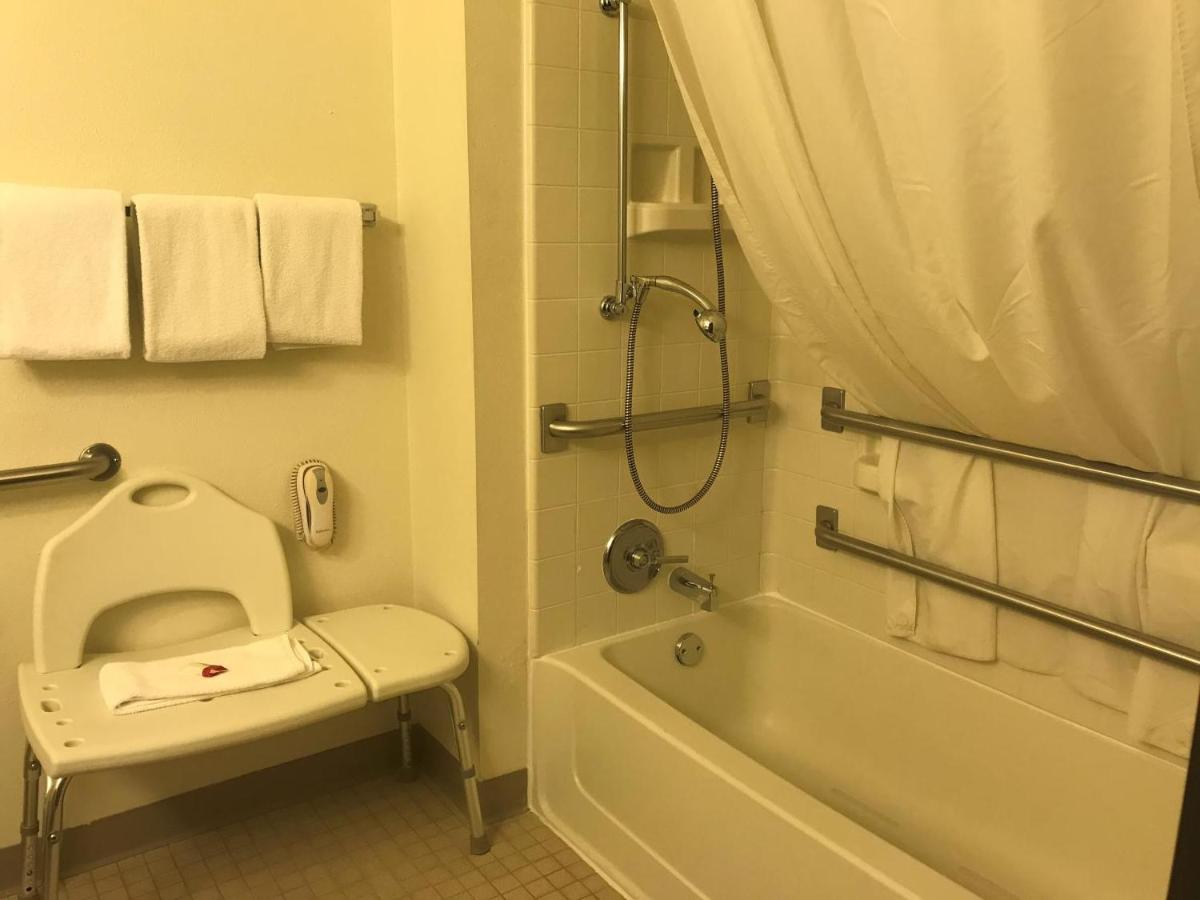 1 Queen Bed, Mobility Accessible Room, Bathtub w/ Grab Bars, Non-Smoking at Super 8 by Wyndham Aberdeen East