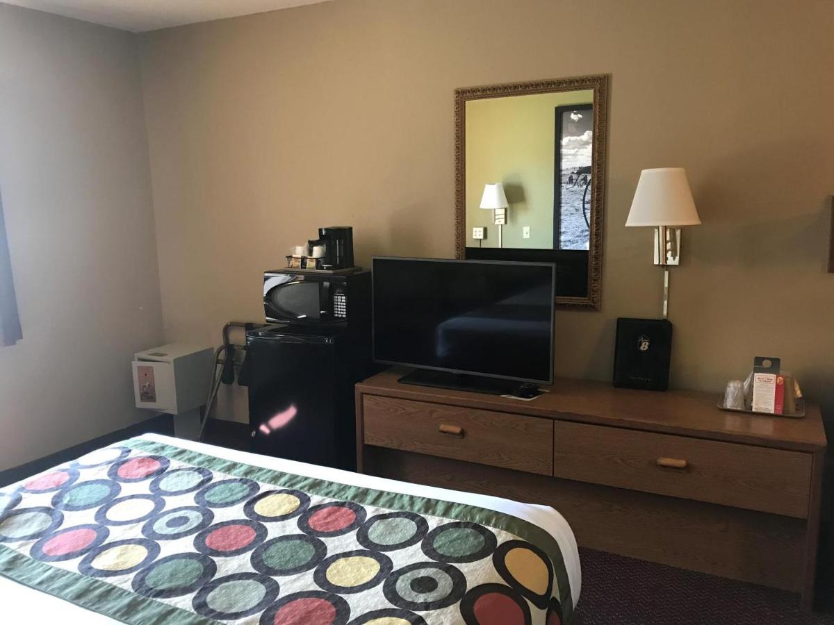 1 Queen Bed, Mobility Accessible Room, Bathtub w/ Grab Bars, Non-Smoking at Super 8 by Wyndham Aberdeen East
