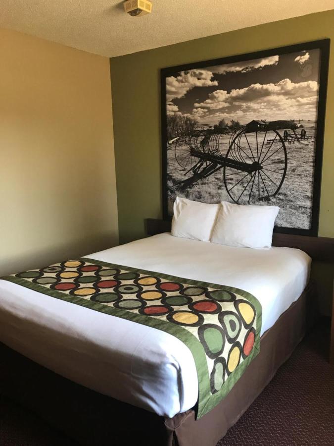 1 Queen Bed, Mobility Accessible Room, Bathtub w/ Grab Bars, Non-Smoking at Super 8 by Wyndham Aberdeen East