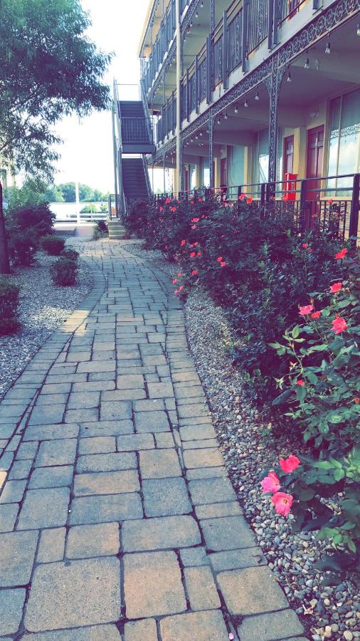 | Airport Waterfront Inn