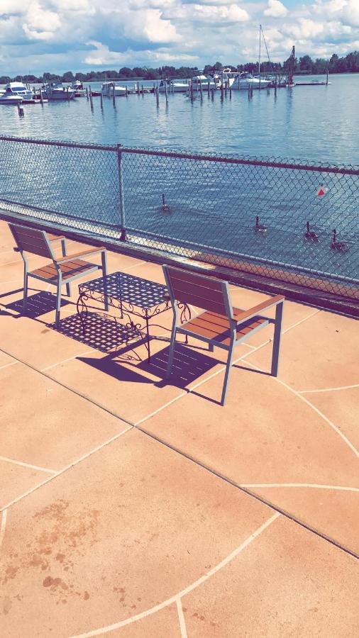| Airport Waterfront Inn