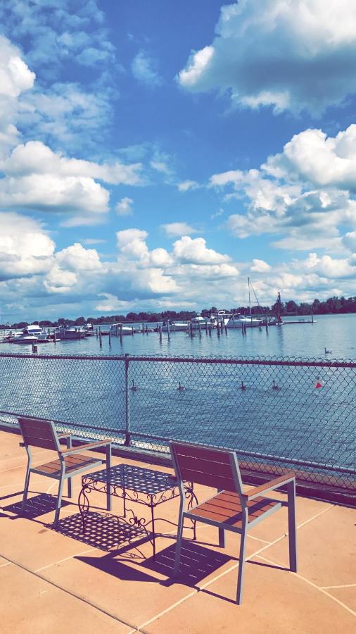 | Airport Waterfront Inn
