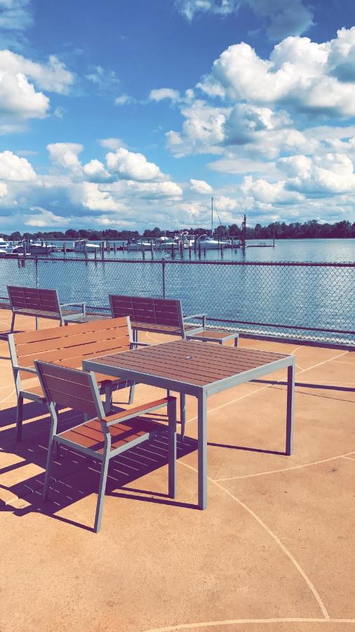 | Airport Waterfront Inn