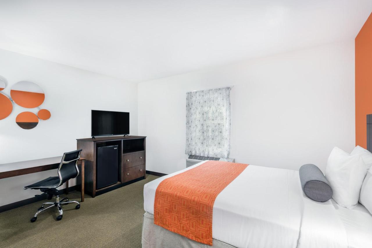 Queen Room - Disability Access/Non-Smoking at Howard Johnson by Wyndham Quincy/Boston
