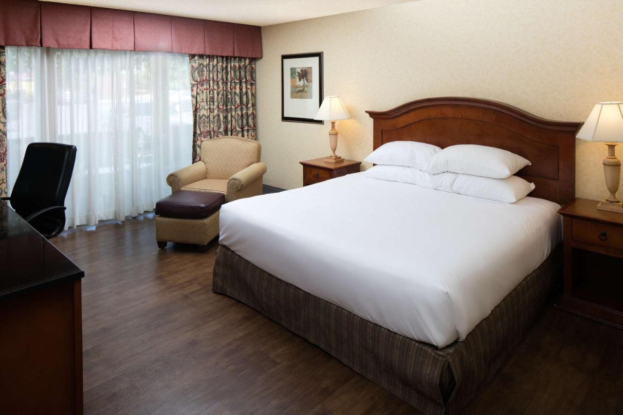 Standard Queen Room at Red Lion Hotel Redding
