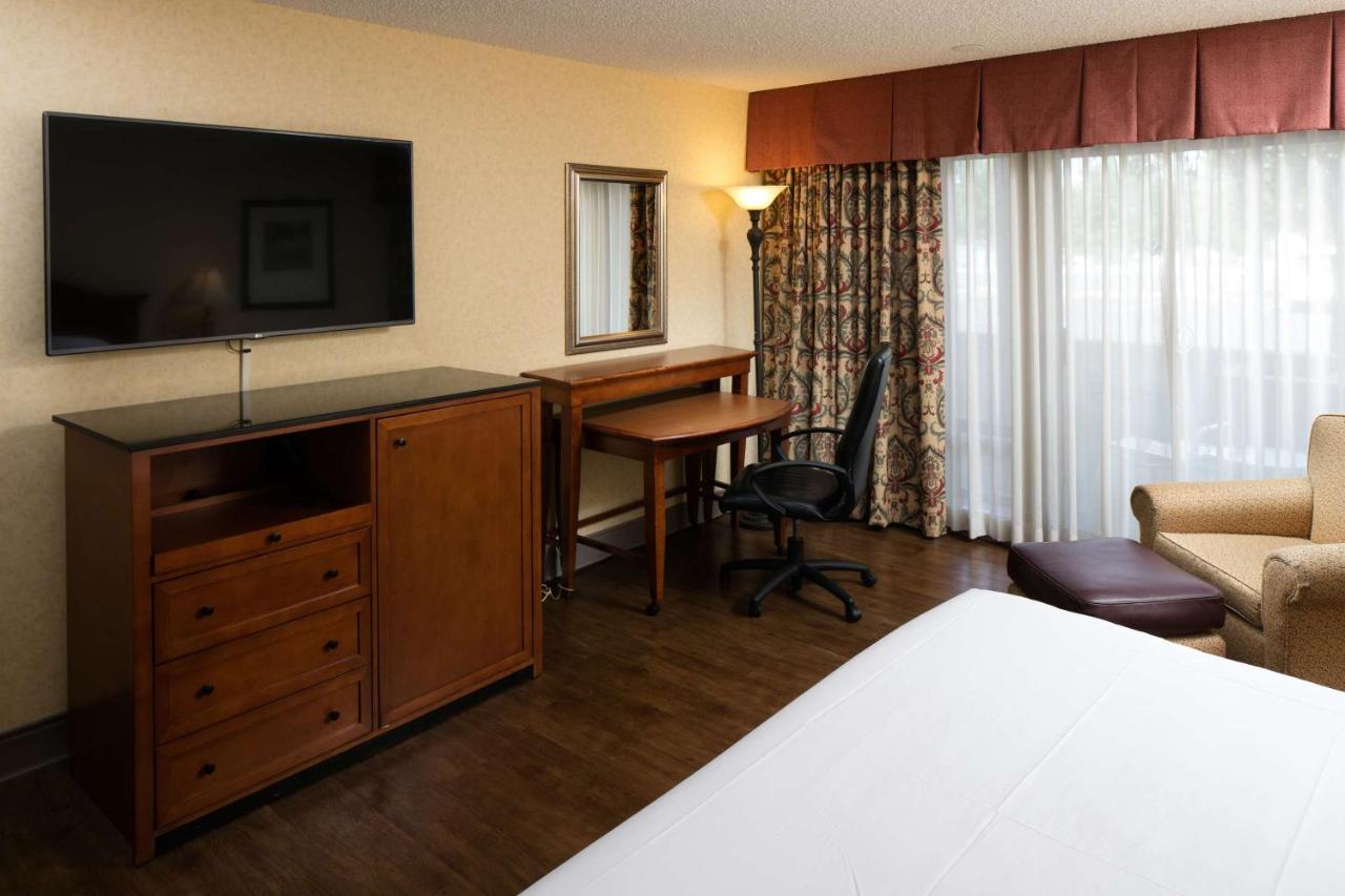 King Room with Pool View at Red Lion Hotel Redding