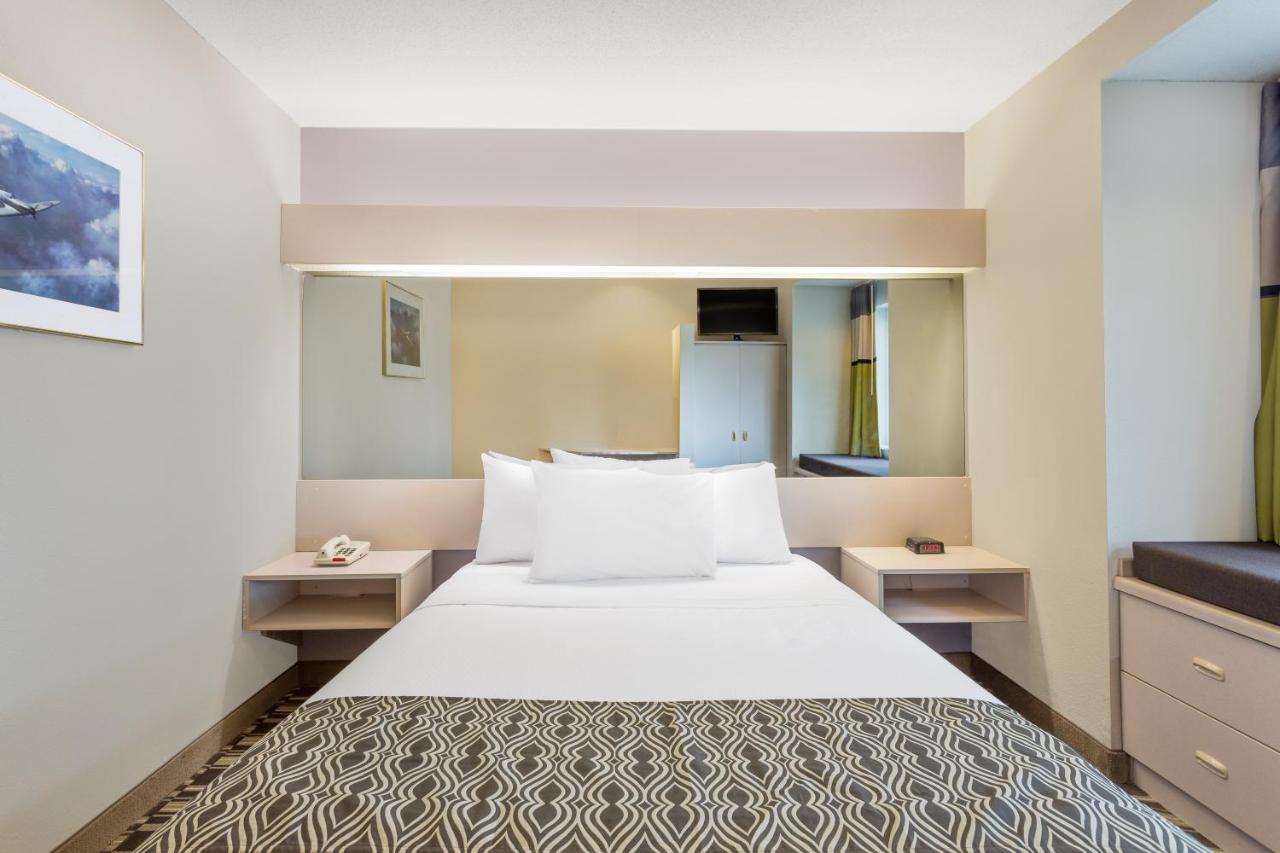 Queen Room - Non-Smoking at Microtel Inn & Suites by Wyndham