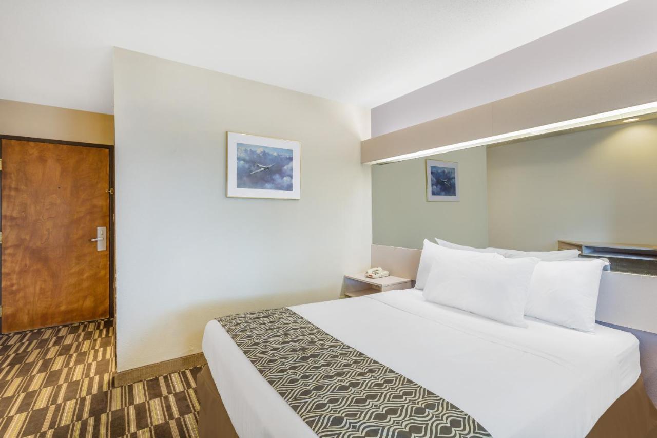 Queen Room - Non-Smoking at Microtel Inn & Suites by Wyndham