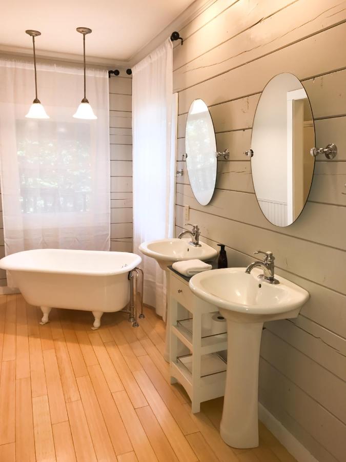 Deluxe Queen Suite at Barefoot Hills