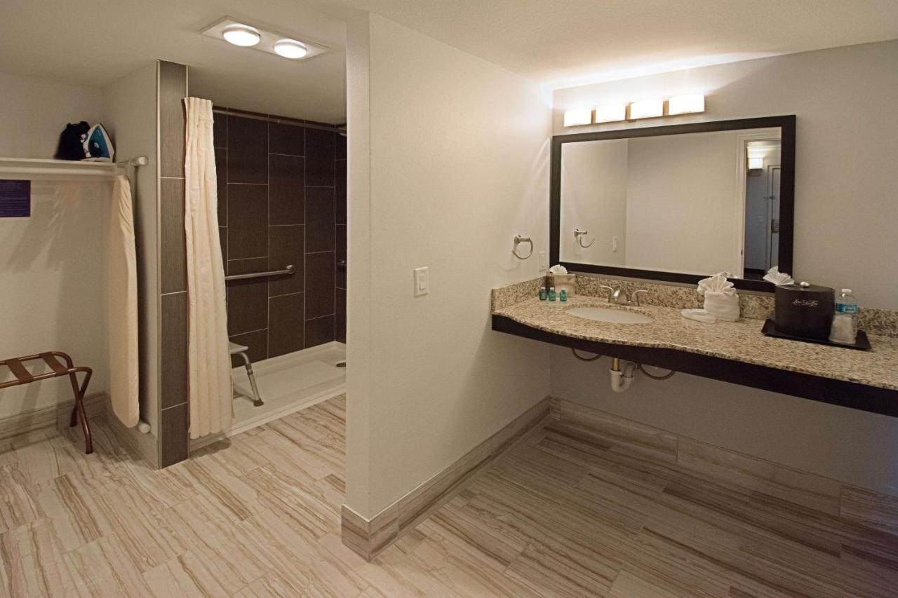 Queen Room with Mobility Accessible Tub - Non-Smoking at Best Western Yuma Mall Hotel & Suites