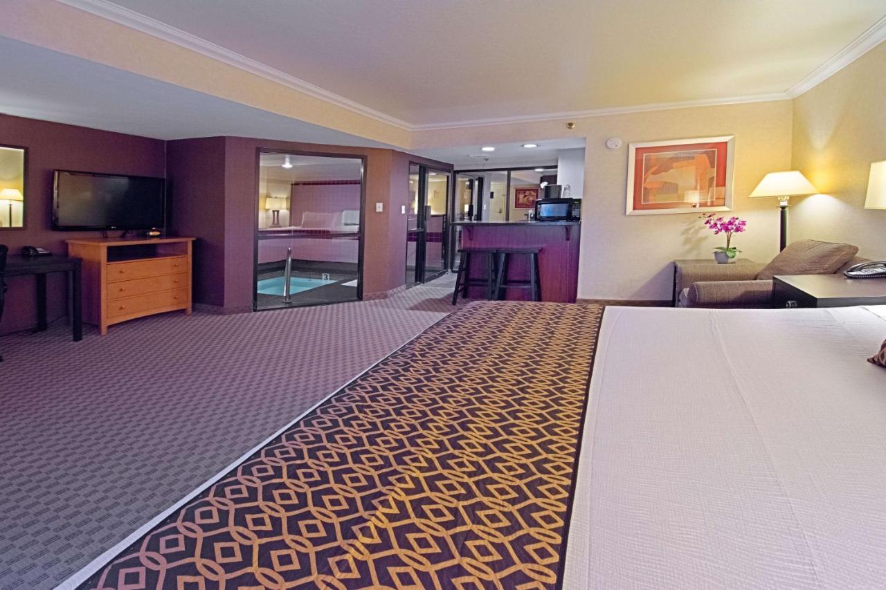 King Suite with Jetted Tub - Non-Smoking at Best Western Yuma Mall Hotel & Suites