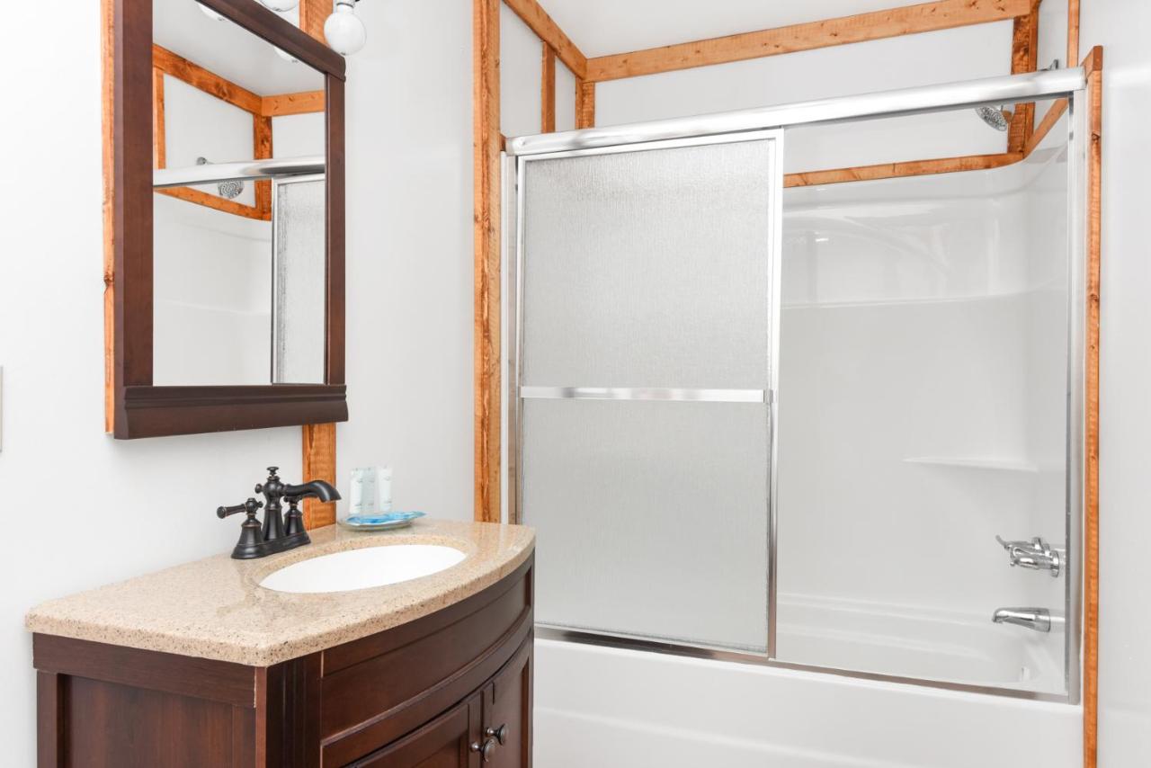 | Coyote Station Lodging