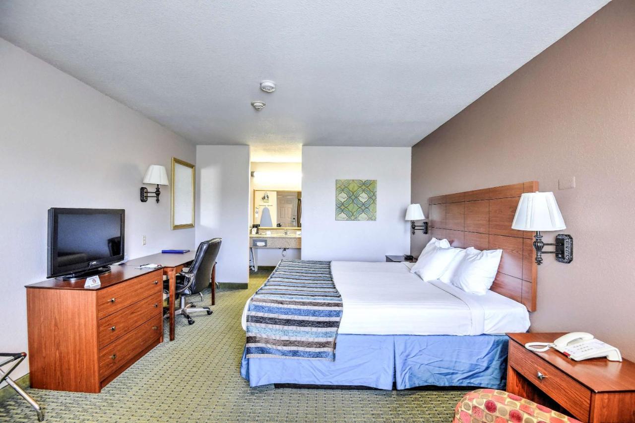 King Room with Bathtub - Disability Access/Non-Smoking at SureStay Hotel by Best Western Ottawa