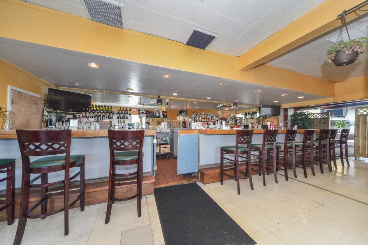 | Red Carpet Inn - Stamford