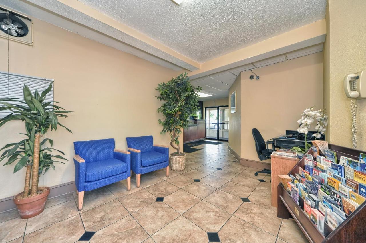 | Red Carpet Inn - Stamford