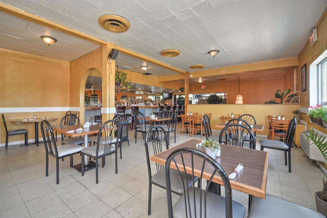 | Red Carpet Inn - Stamford