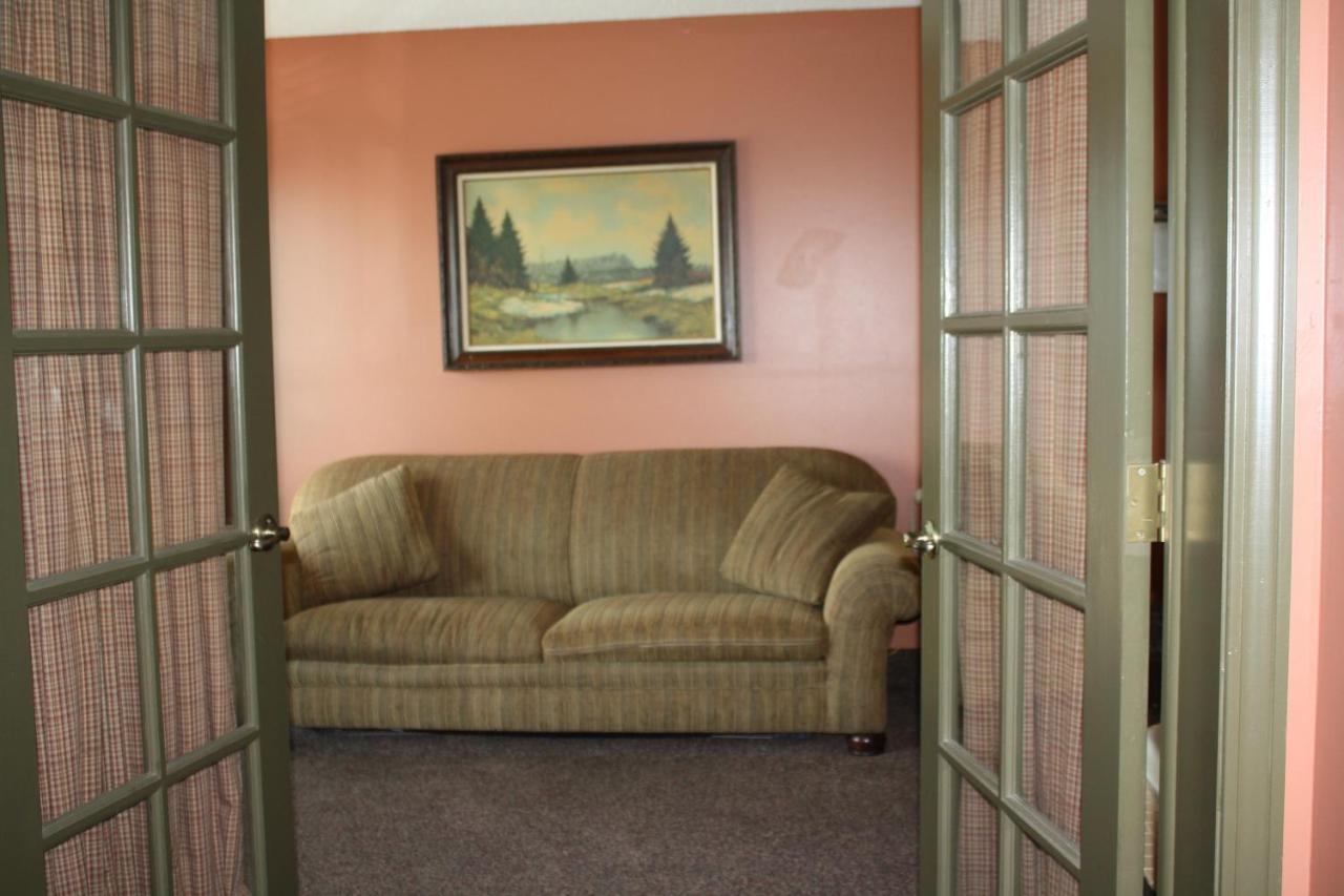 | Outback Roadhouse Motel & Suites Branson