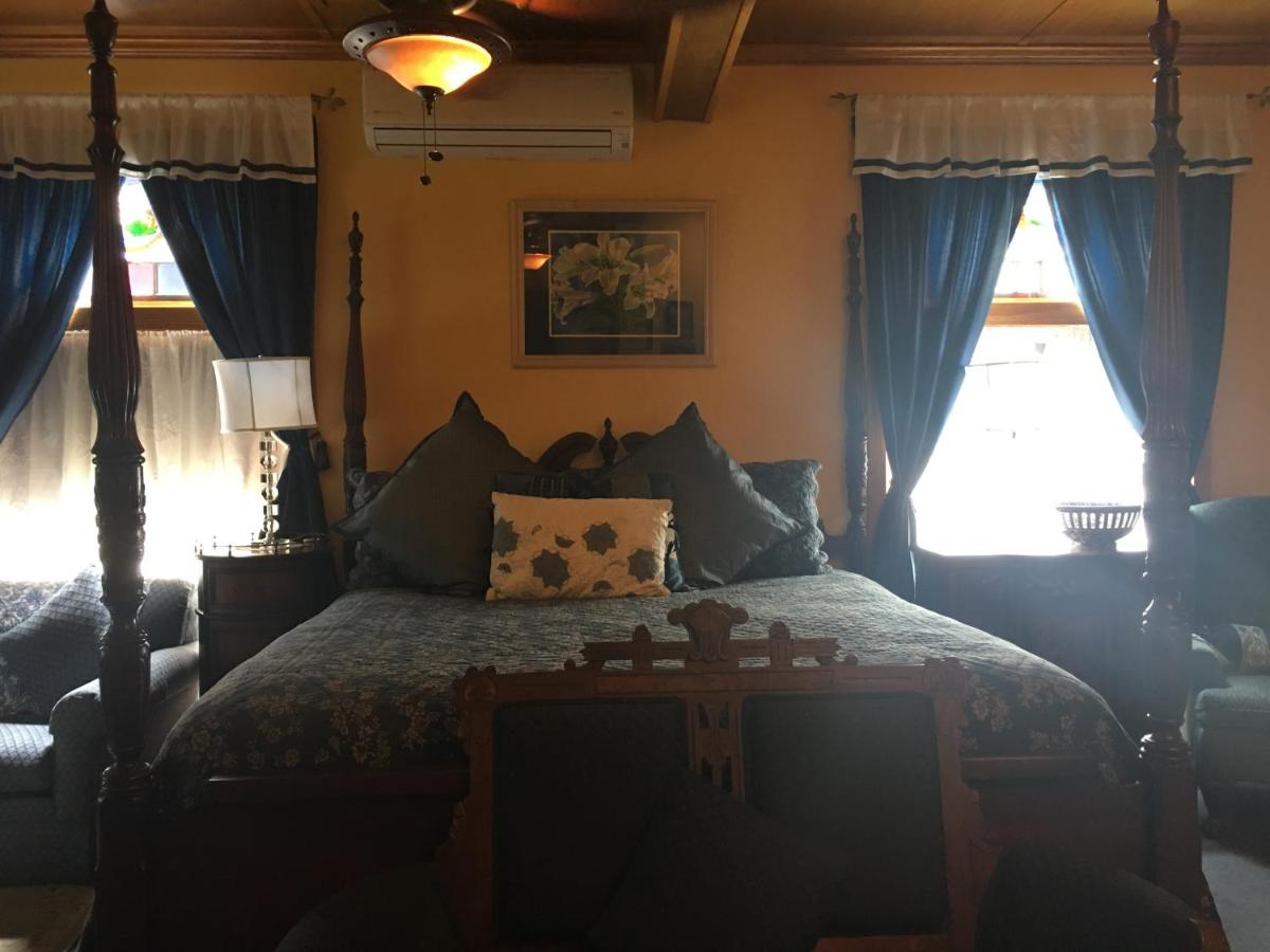 Blue Willow at Daffodil Cottage at All Seasons Inn