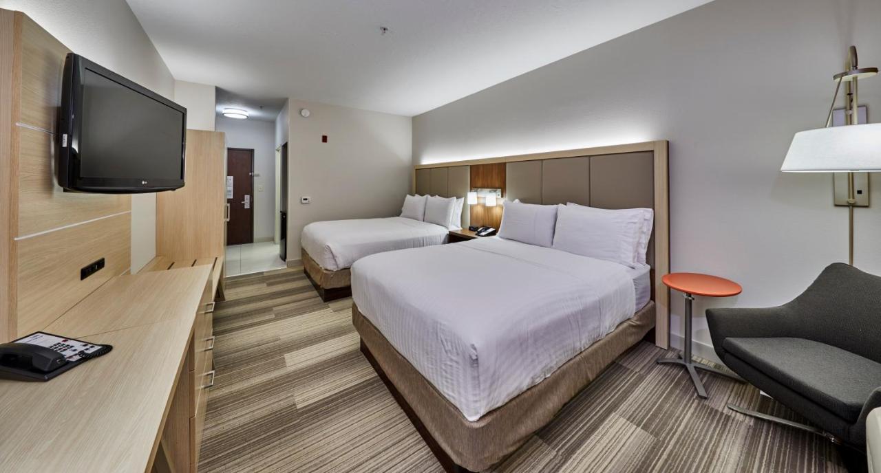 Queen Room with Two Queen Beds at Holiday Inn Express Hotel & Suites Medford-Central Point by IHG