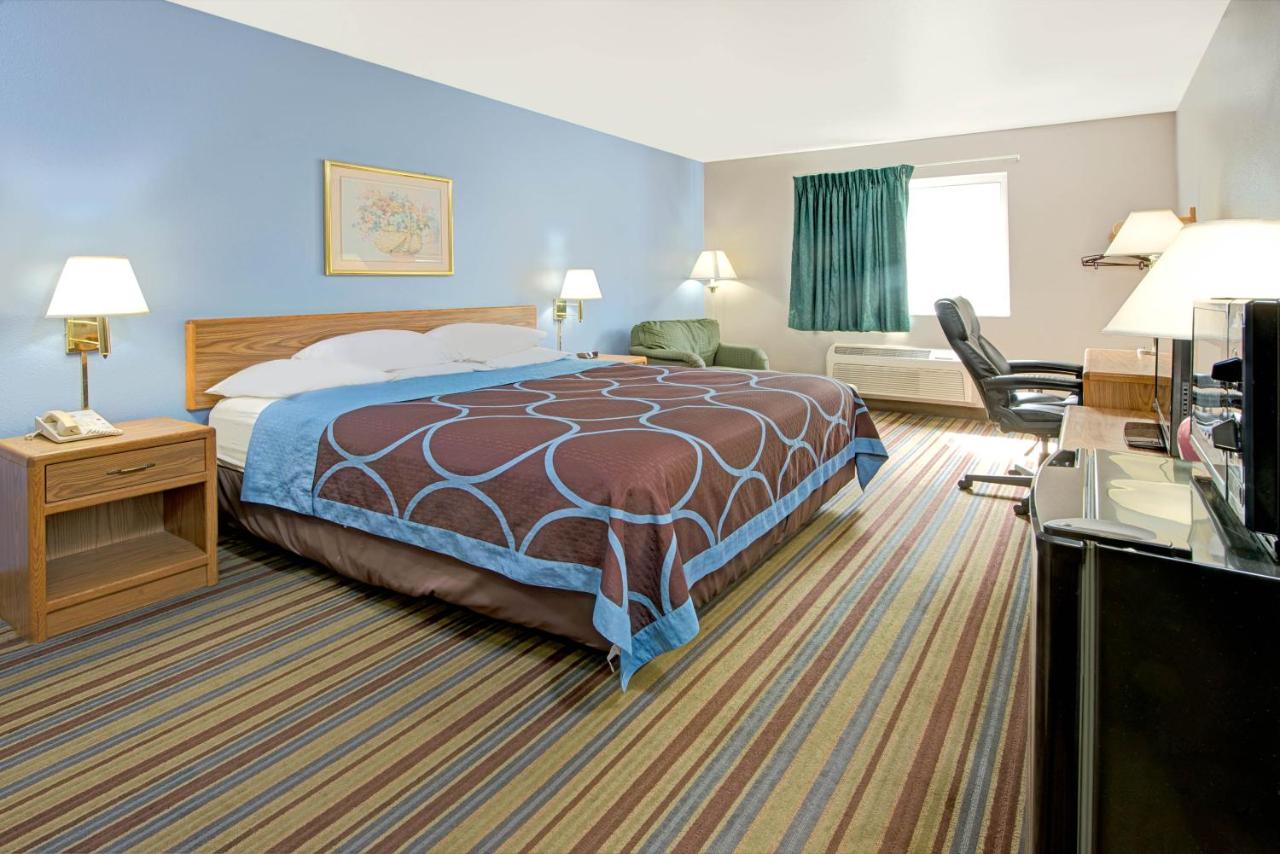 | Super 8 by Wyndham Pontoon Beach IL/St. Louis MO Area