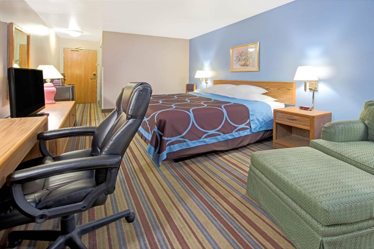 | Super 8 by Wyndham Pontoon Beach IL/St. Louis MO Area