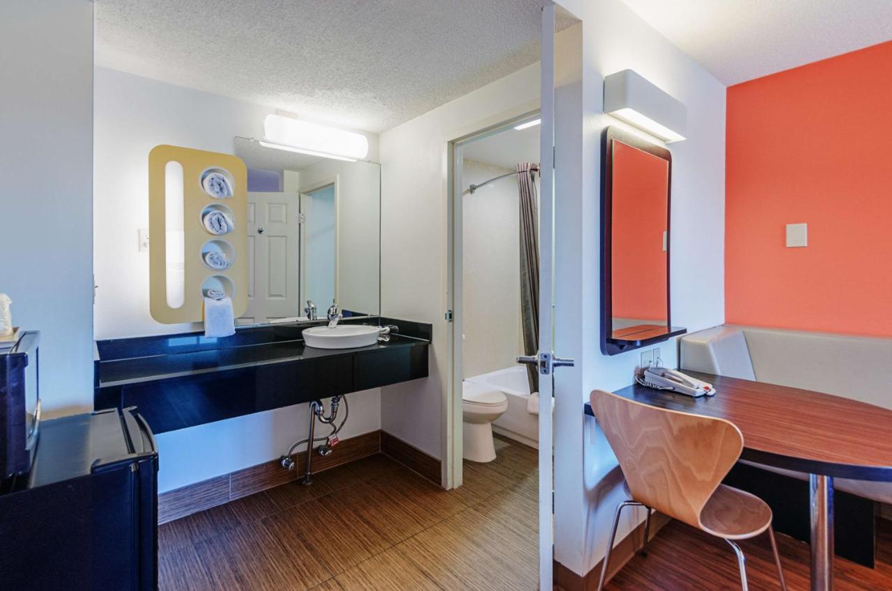| Motel 6-Martinsburg, WV