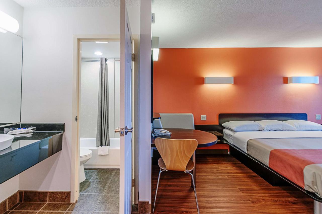 | Motel 6-Martinsburg, WV