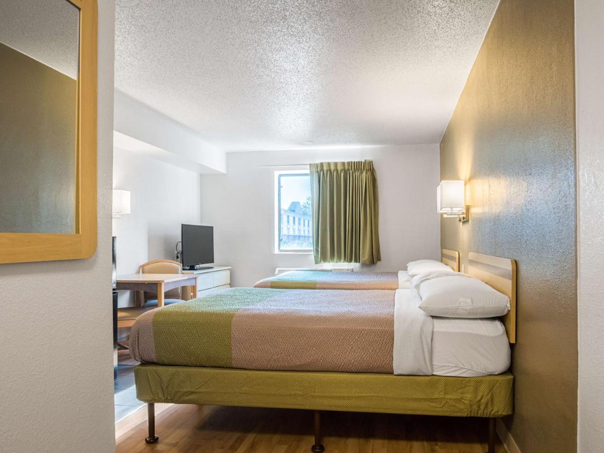 Quadruple Room - Non-Smoking at Studio 6 Miamisburg, OH - Dayton