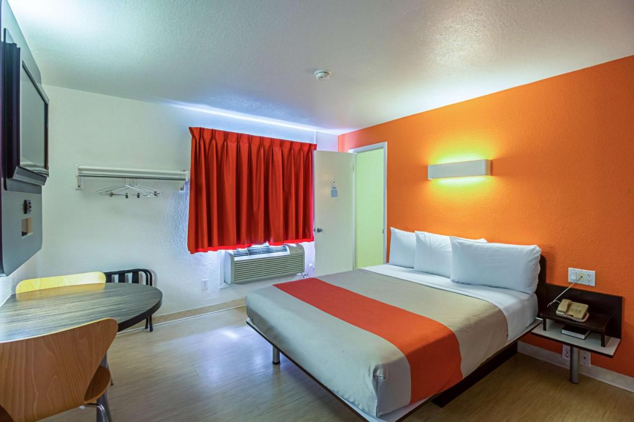 Queen Room - Non-Smoking at Ocean Inn South Padre Island
