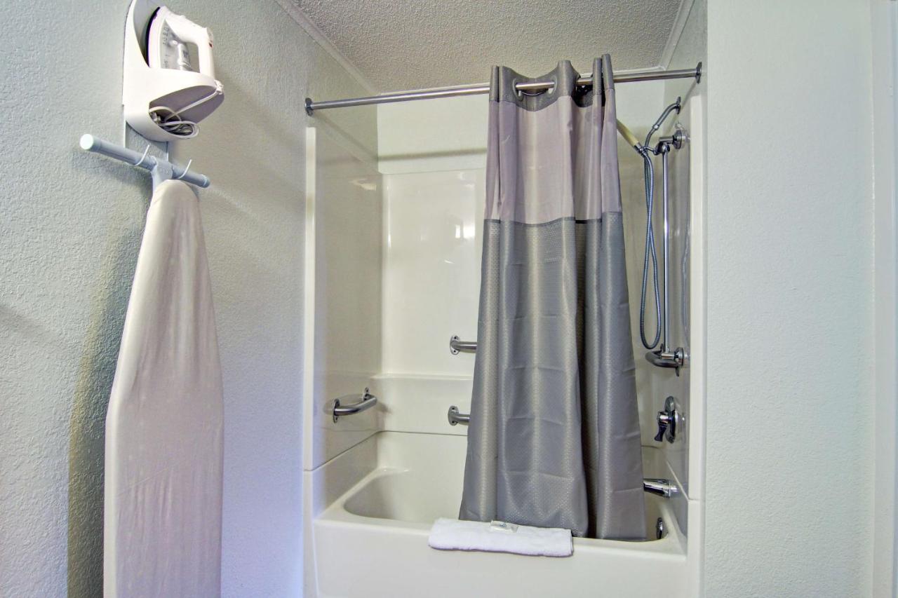 Queen Room with Tub - Mobility Accessible/Non-Smoking at Suburban Studios Mentor - Cleveland Northeast