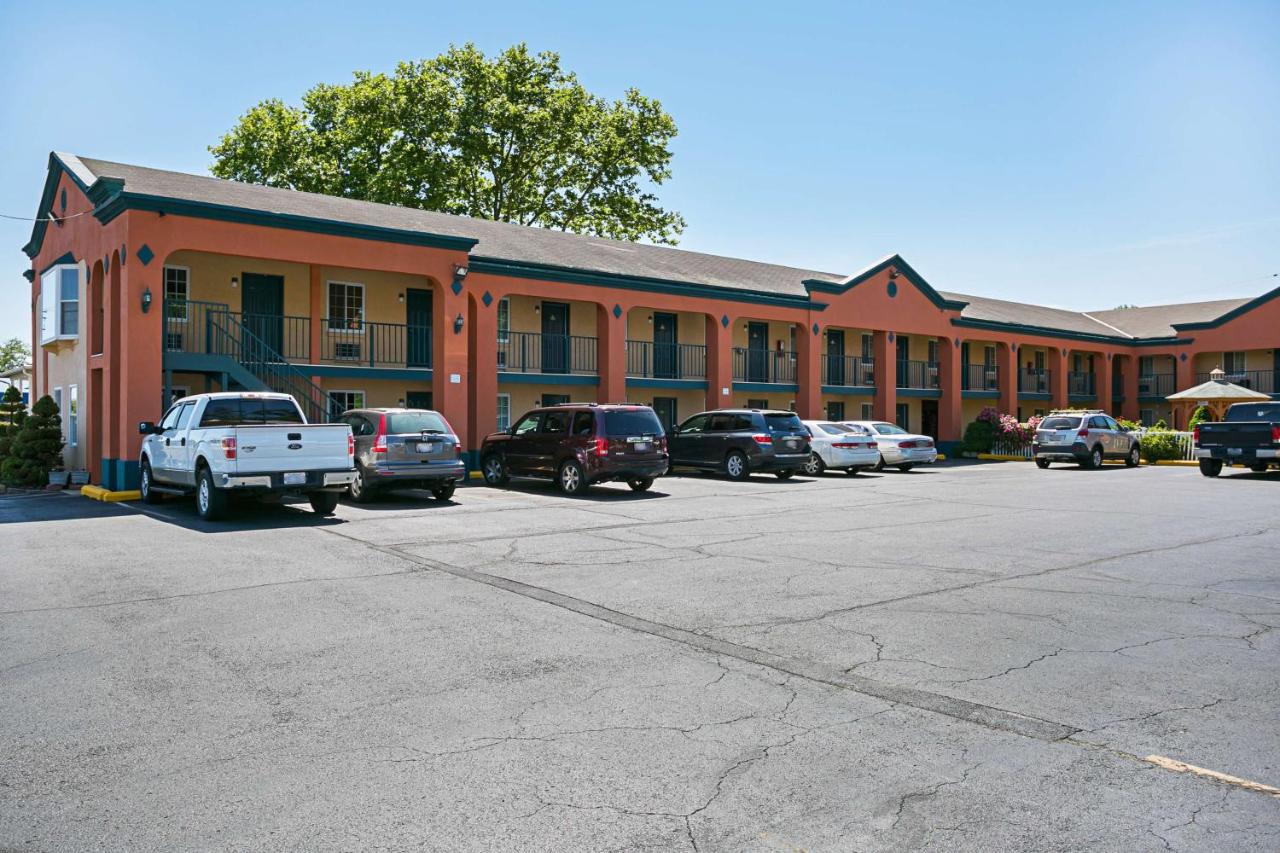 | Bay Side Inn & Suites