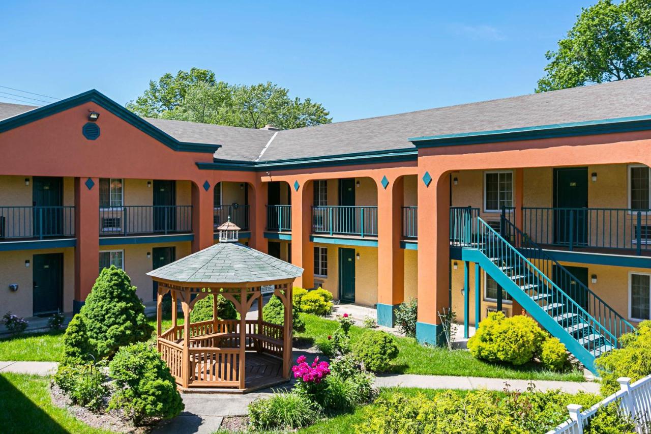 | Bay Side Inn & Suites