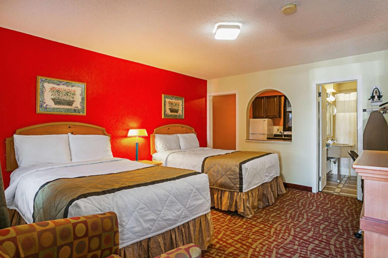 | Bay Side Inn & Suites