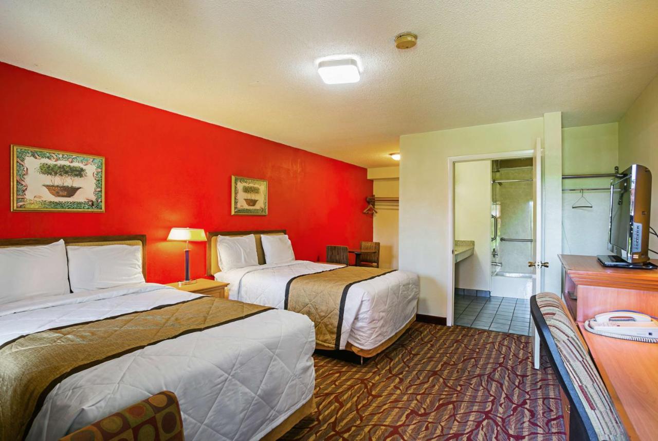 | Bay Side Inn & Suites