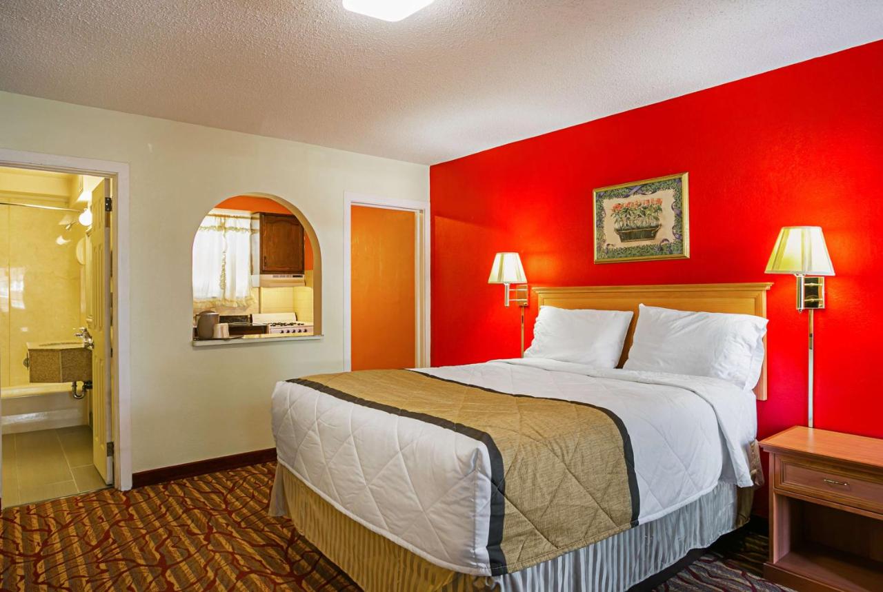 | Bay Side Inn & Suites