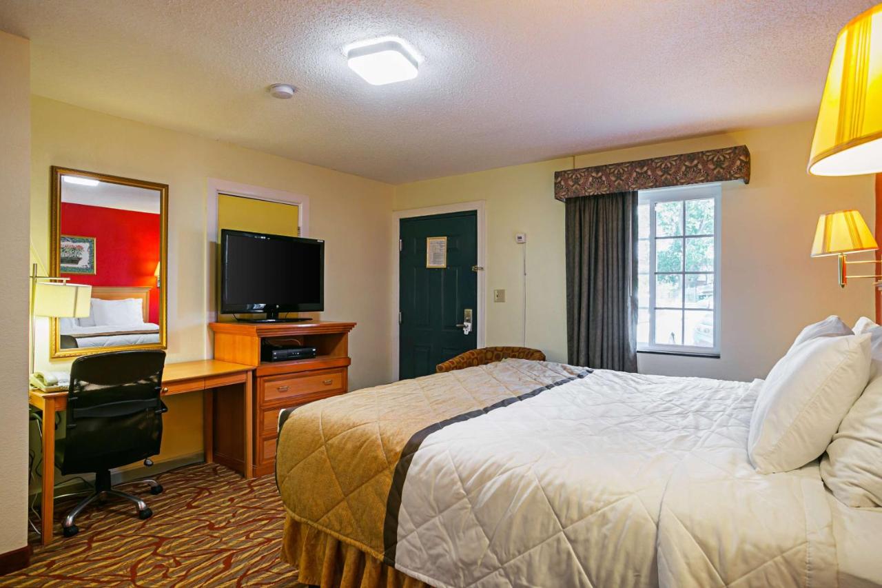 | Bay Side Inn & Suites