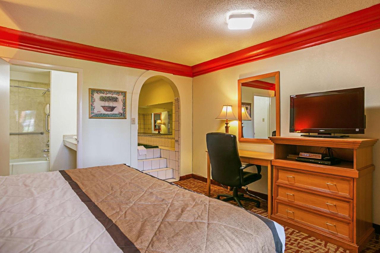 | Bay Side Inn & Suites