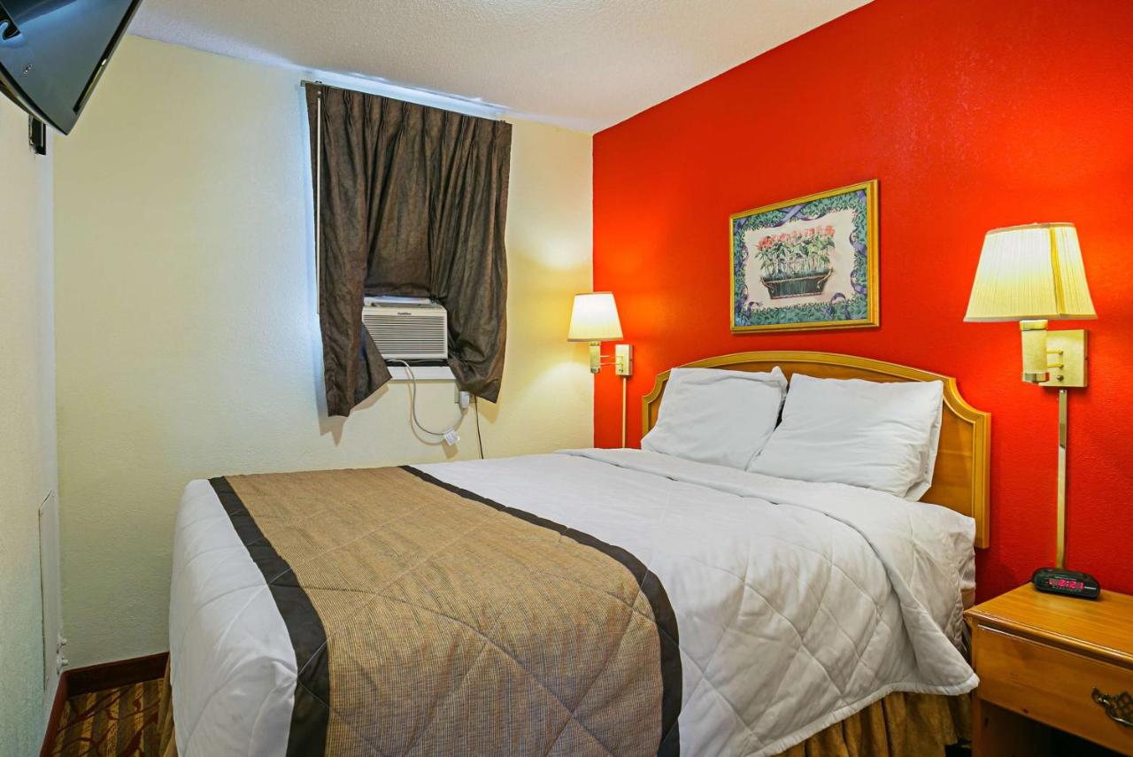 | Bay Side Inn & Suites
