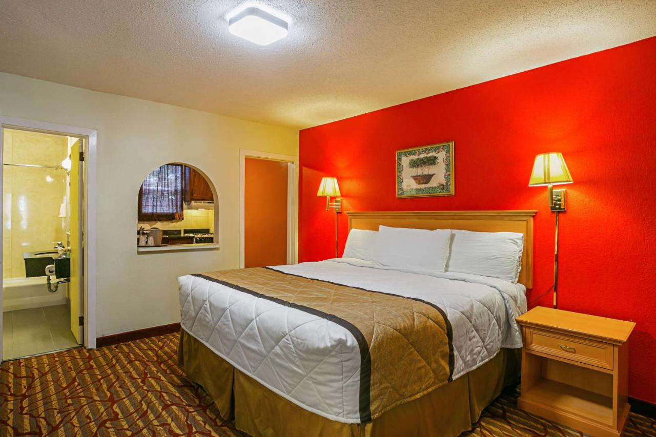 | Bay Side Inn & Suites