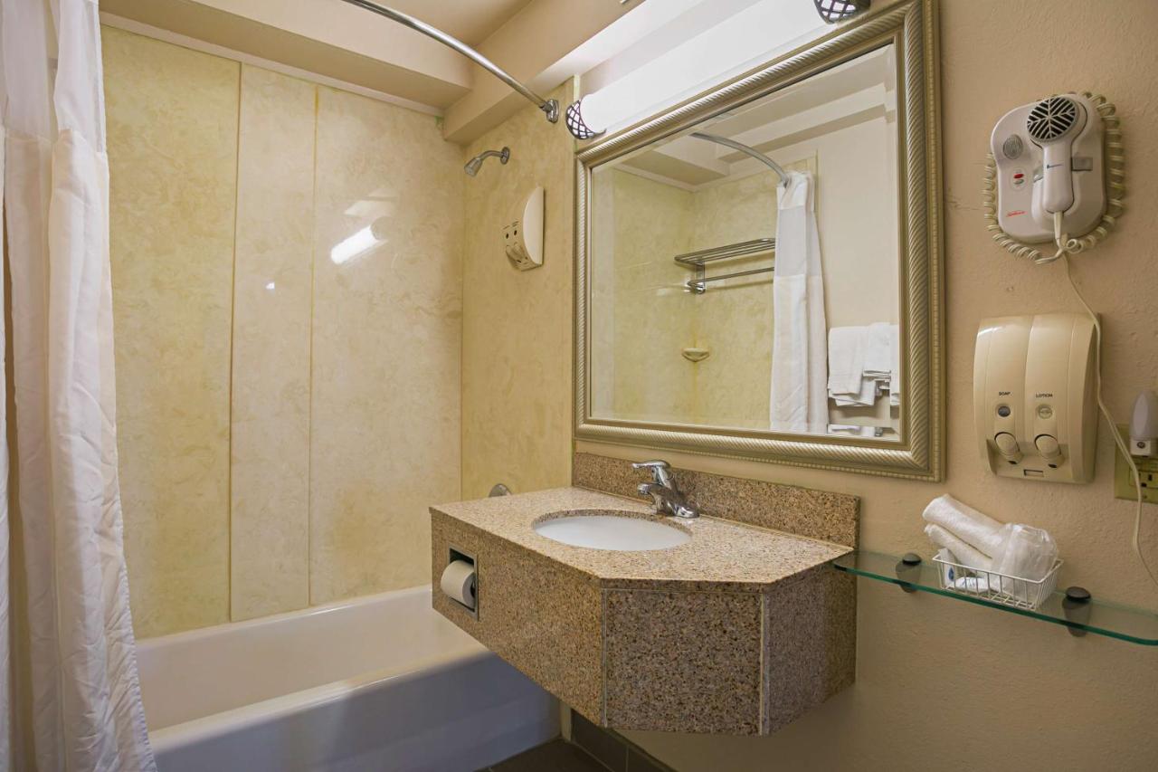 | Bay Side Inn & Suites
